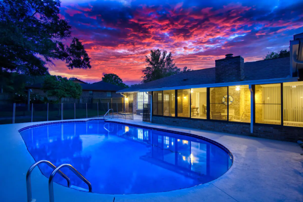 *Orange Park Villa* Pool, Fireplace, Kitchen