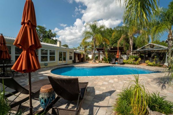 *The Poolside Cottage”-Wifi/Pool