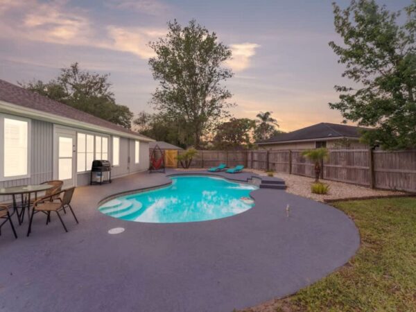 *True Blue Pool Oasis* ping-pong, wi-fi, tv