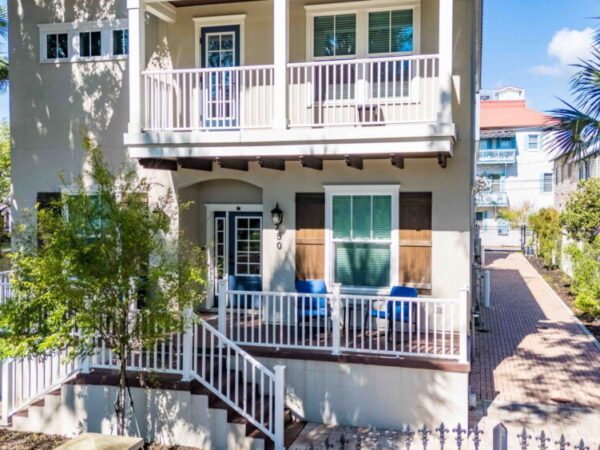 Villa Mojito Lakefront Home and APTs Sleeps 24